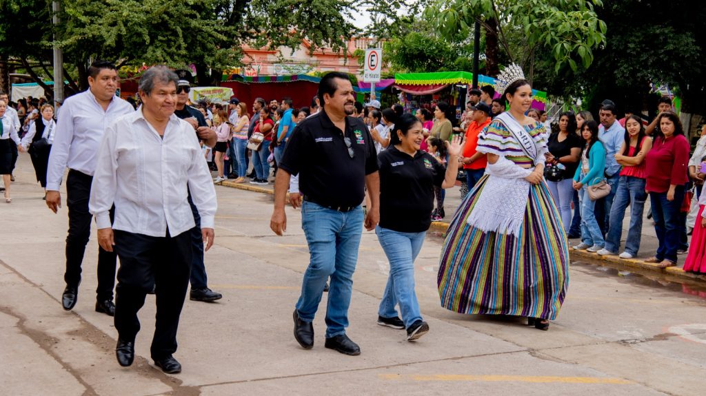 Con gran orgullo patrio se realizó el acto cívico y desfile conmemorativo del 16 de septiembre en Ciudad Fernández