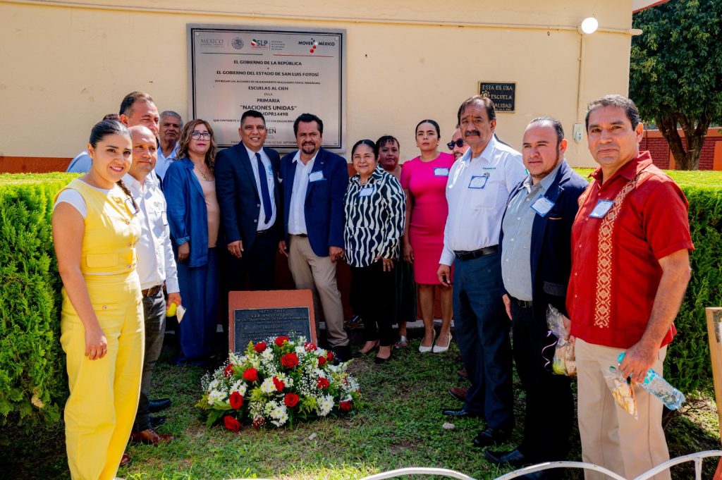Presidenta del DIF Municipal acompaña al alcalde Rodolfo Loredo Hernández en el Acto Cívico por el Día de la ONU y el 48° Aniversario de la Primaria Naciones Unidas
