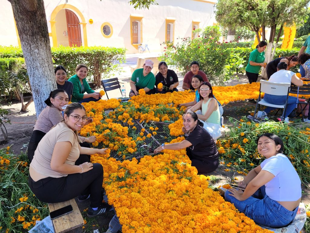 Con flores, colores y mucho corazón… así se vive la tradición en Ciudad Fernández