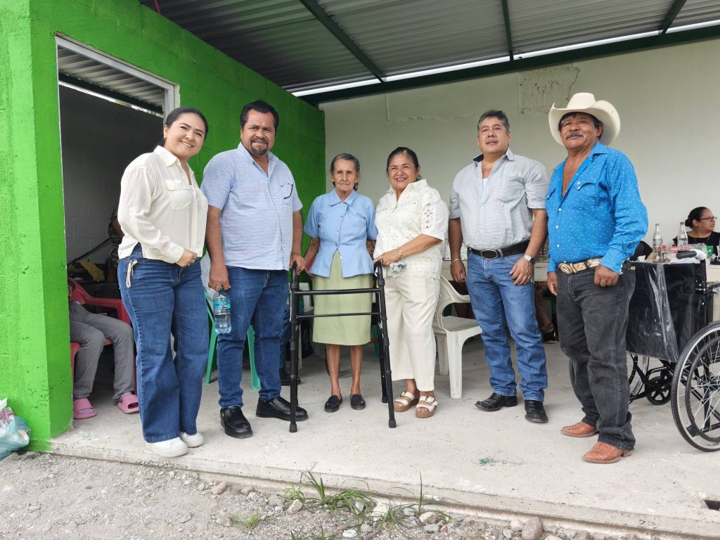 Adultos mayores de Los Llanitos reciben apoyos funcionales para mejorar su movilidad
